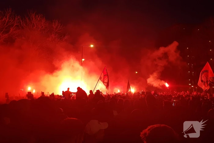 Duizenden fans verwelkomen spelersbus Feyenoord na gewonnen klassieker