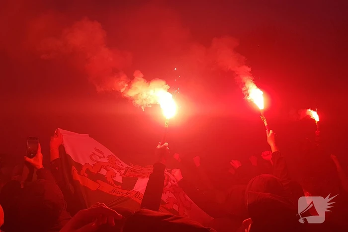 Duizenden fans verwelkomen spelersbus Feyenoord na gewonnen klassieker