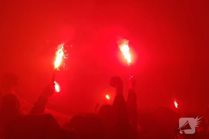 Duizenden fans verwelkomen spelersbus Feyenoord na gewonnen klassieker