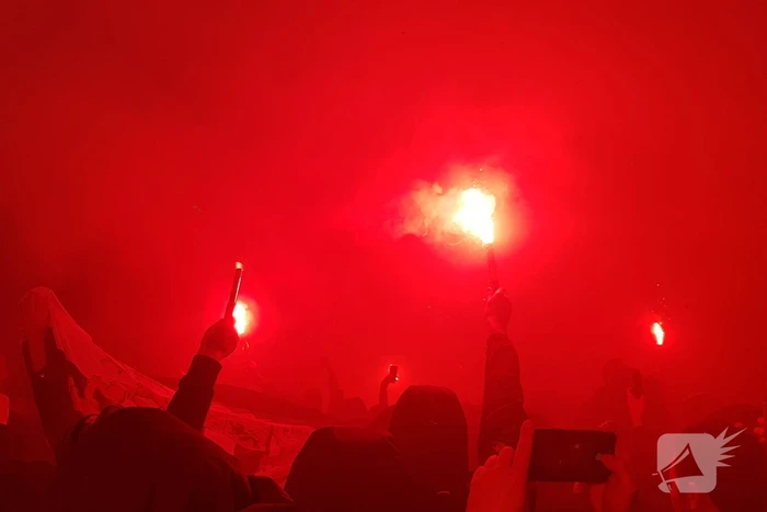 Duizenden fans verwelkomen spelersbus Feyenoord na gewonnen klassieker