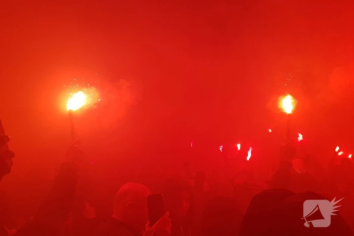 Duizenden fans verwelkomen spelersbus Feyenoord na gewonnen klassieker