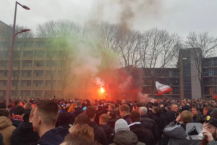Duizenden fans verwelkomen spelersbus Feyenoord na gewonnen klassieker