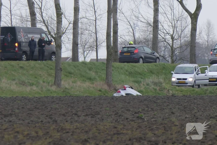 Auto schiet van de weg belandt onderaan talud