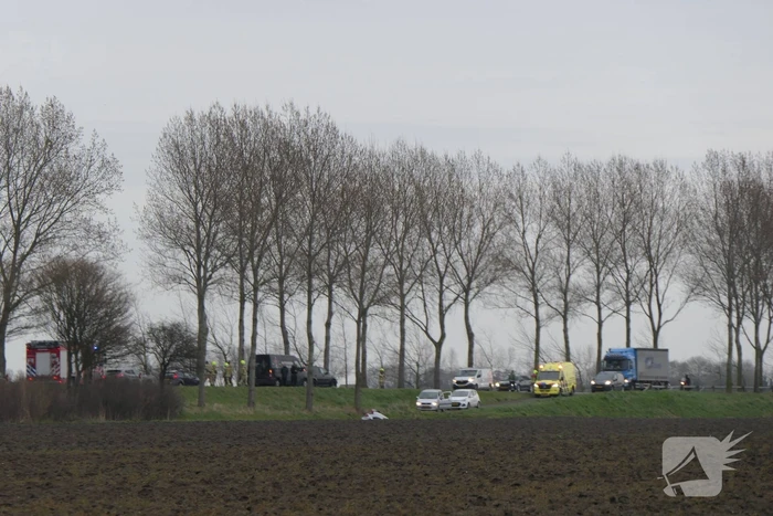 Auto schiet van de weg belandt onderaan talud