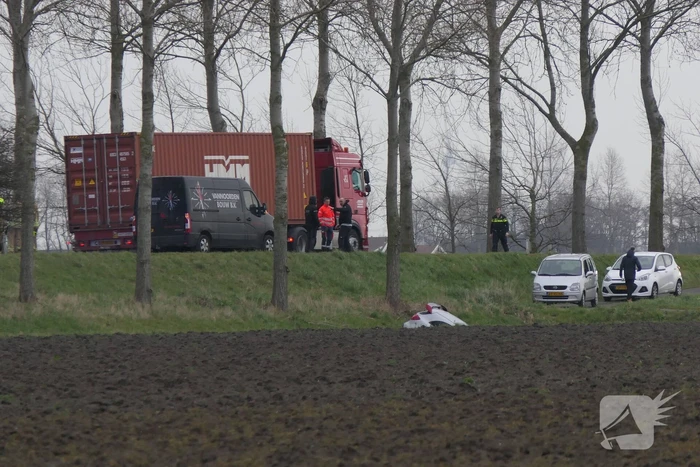 Auto schiet van de weg belandt onderaan talud