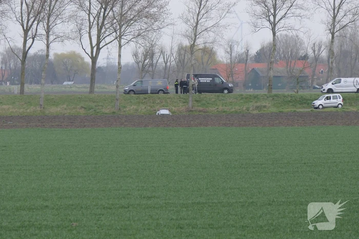 Auto schiet van de weg belandt onderaan talud