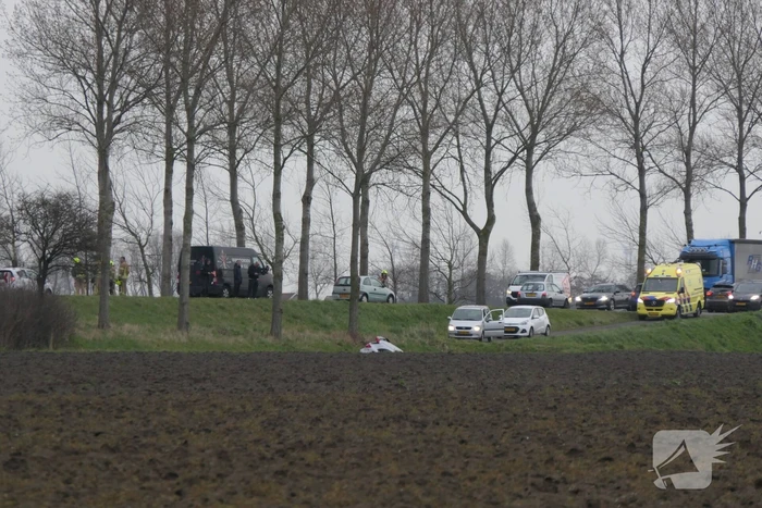 Auto schiet van de weg belandt onderaan talud