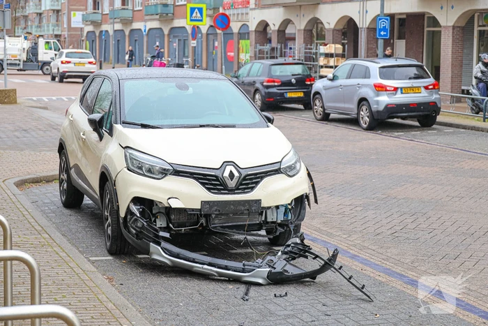 Automobilist botst op geparkeerde auto