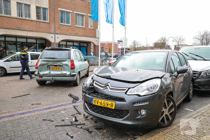 Automobilist botst op geparkeerde auto