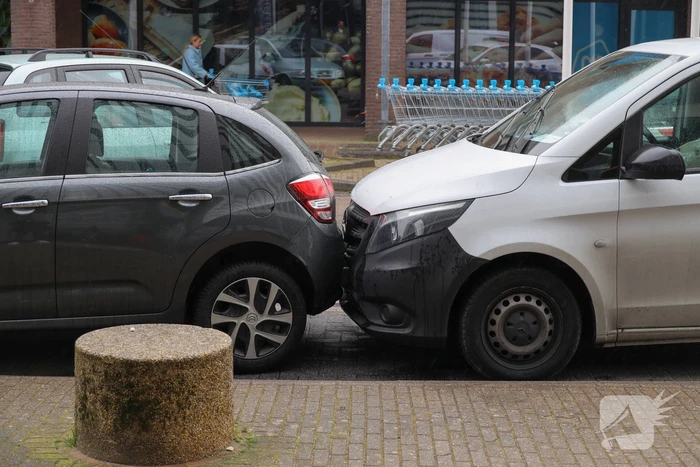 Automobilist botst op geparkeerde auto