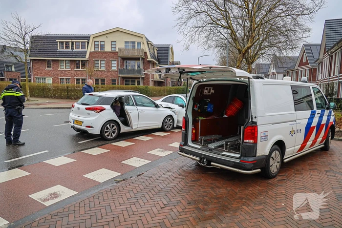 Twee personenauto's botsen op elkaar op kruising