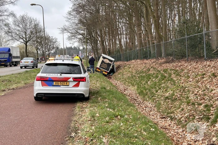 Aanhanger van vrachtwagen schiet los