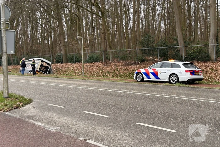 Aanhanger van vrachtwagen schiet los