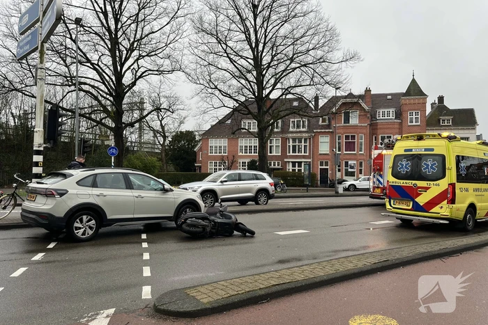 Scooterrijder gewond bij botsing met automobilist