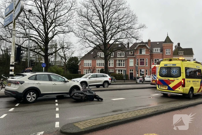 Scooterrijder gewond bij botsing met automobilist