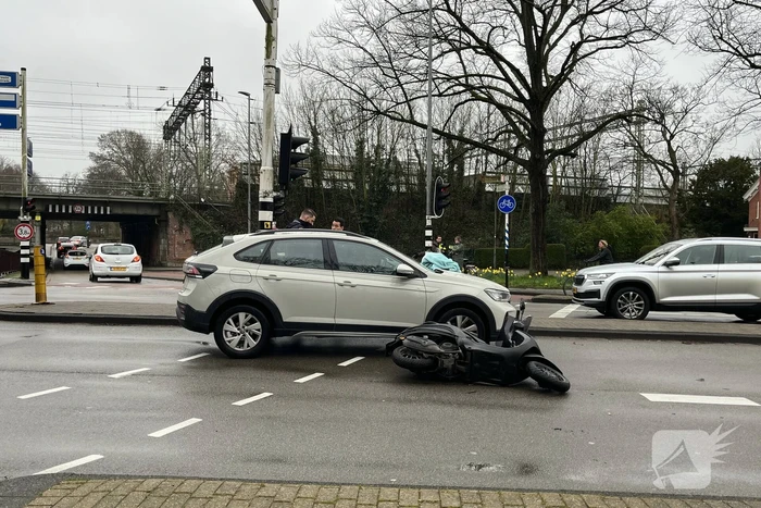 Scooterrijder gewond bij botsing met automobilist