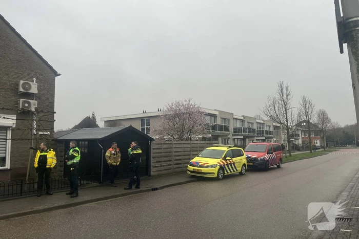 Straat afgezet na vondst wapens in woning