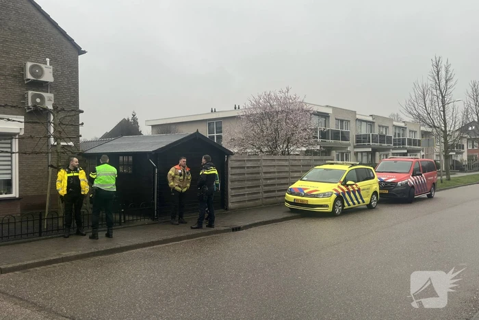 Straat afgezet na vondst wapens in woning