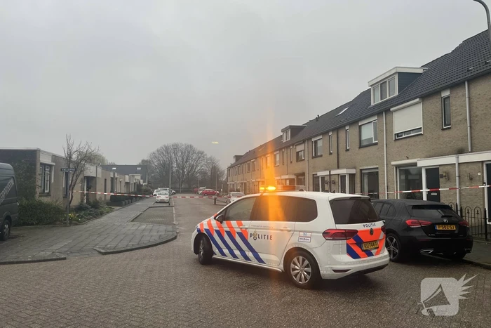 Straat afgezet na vondst wapens in woning