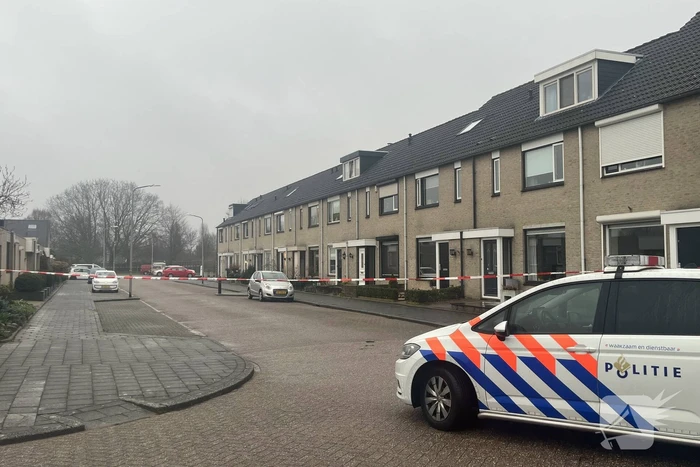 Straat afgezet na vondst wapens in woning