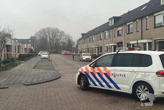 Straat afgezet na vondst wapens in woning