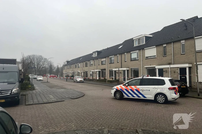 Straat afgezet na vondst wapens in woning