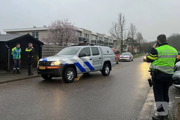 Straat afgezet na vondst wapens in woning