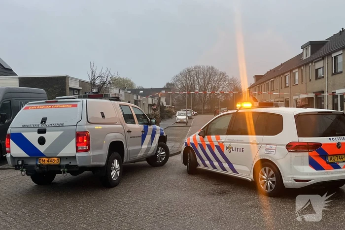 Straat afgezet na vondst wapens in woning