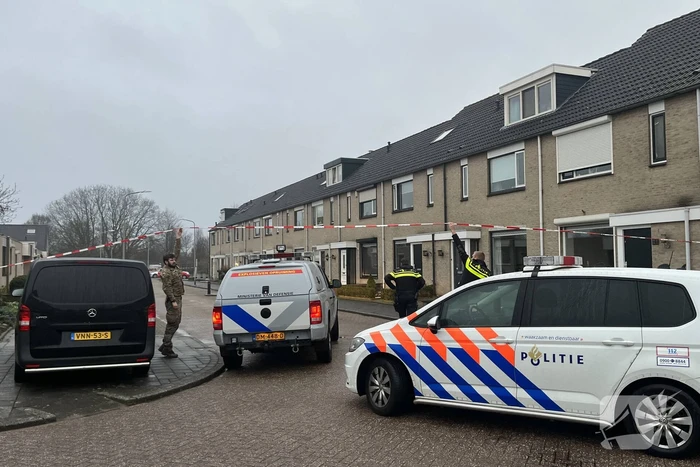Straat afgezet na vondst wapens in woning