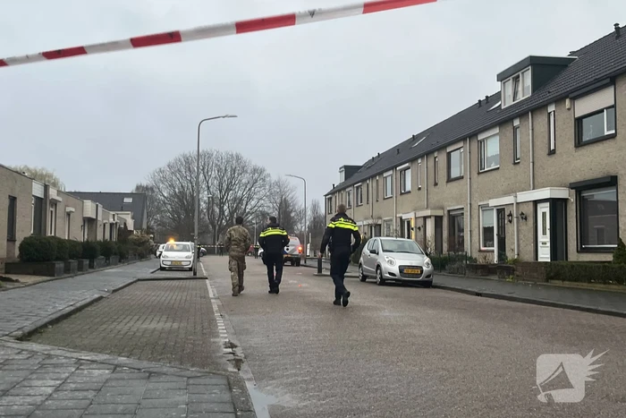 Straat afgezet na vondst wapens in woning