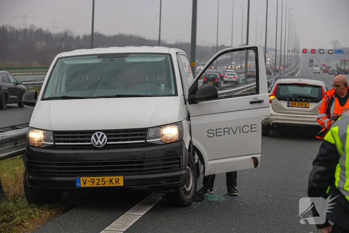 Bestelbus 180 graden gedraaid bij botsing