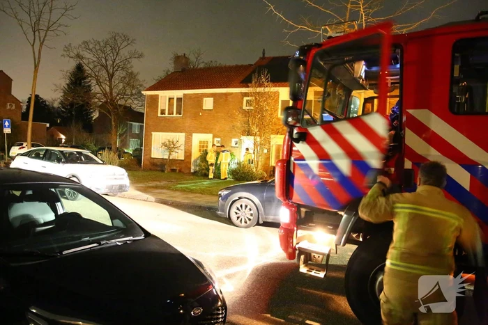 Brandweer spoelt riool na brandstof lucht