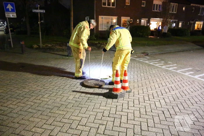 Brandweer spoelt riool na brandstof lucht
