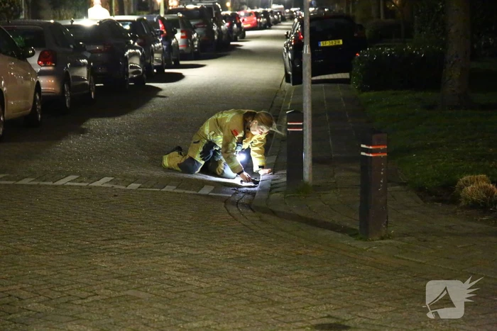 Brandweer spoelt riool na brandstof lucht