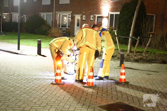 Brandweer spoelt riool na brandstof lucht