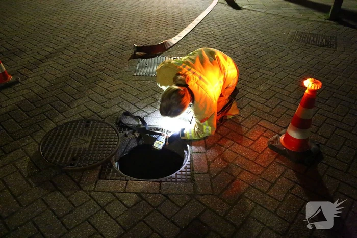 Brandweer spoelt riool na brandstof lucht