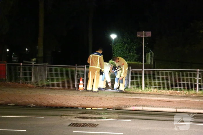 Brandweer spoelt riool na brandstof lucht