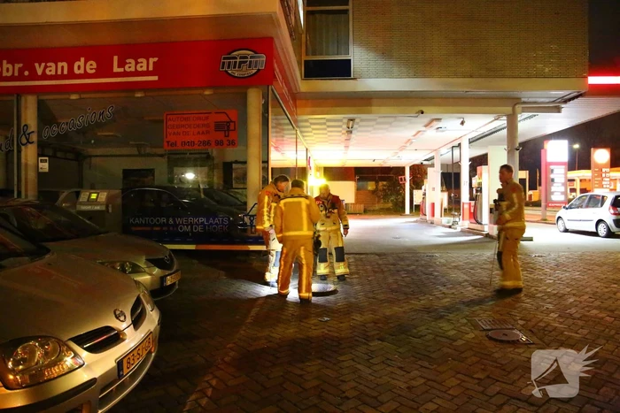 Brandweer spoelt riool na brandstof lucht