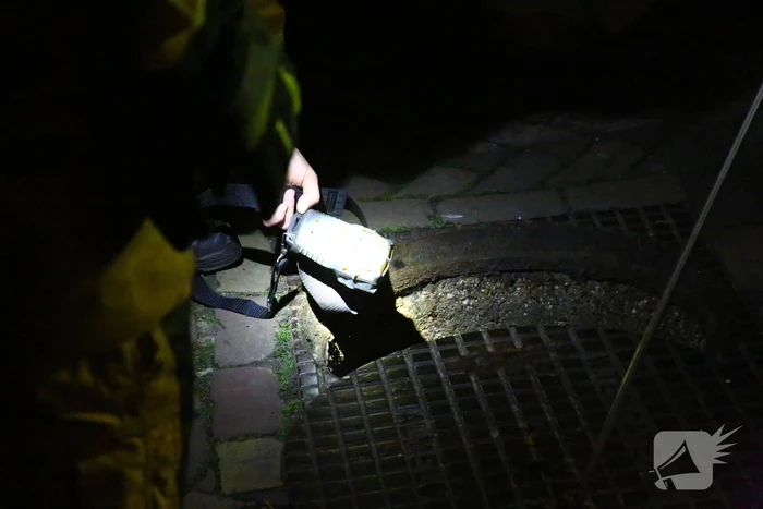 Brandweer spoelt riool na brandstof lucht