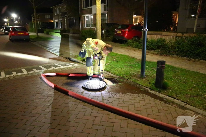 Brandweer spoelt riool na brandstof lucht