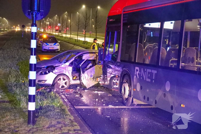 Lijnbus en auto betrokken bij aanrijding