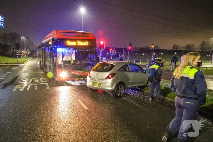 Lijnbus en auto betrokken bij aanrijding