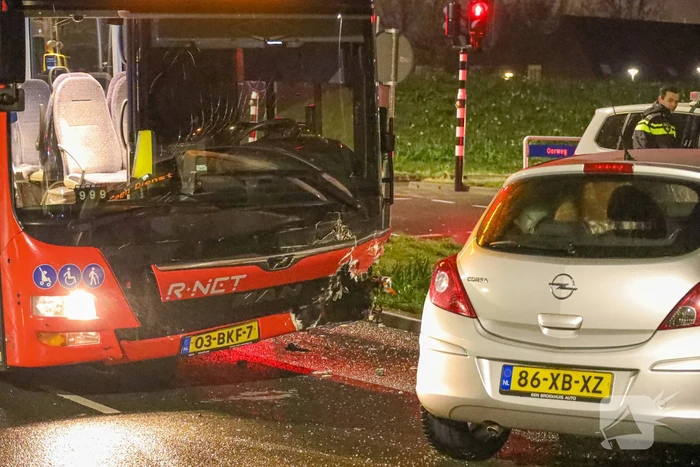 Lijnbus en auto betrokken bij aanrijding