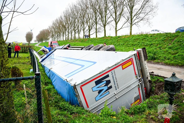 Chauffeur bekneld nadat vrachtwagen in sloot belandt