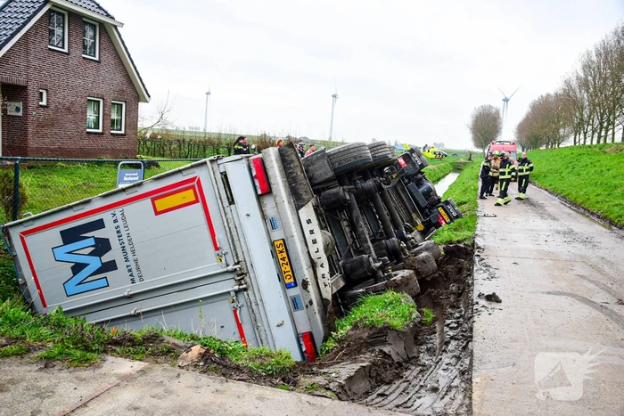 Chauffeur bekneld nadat vrachtwagen in sloot belandt
