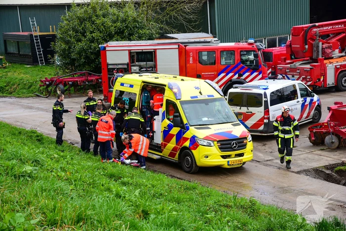 Chauffeur bekneld nadat vrachtwagen in sloot belandt