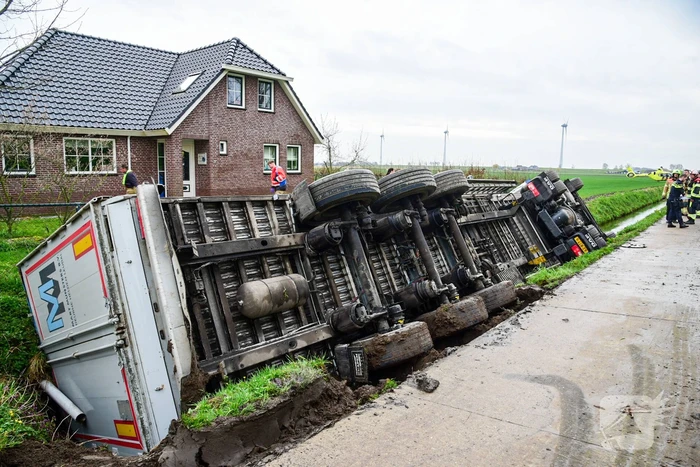 Chauffeur bekneld nadat vrachtwagen in sloot belandt