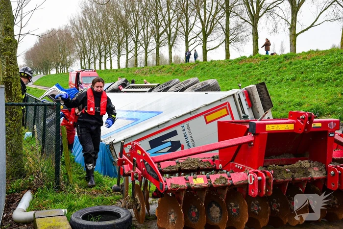 Chauffeur bekneld nadat vrachtwagen in sloot belandt