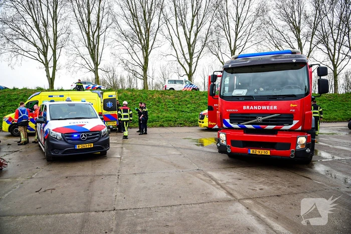 Chauffeur bekneld nadat vrachtwagen in sloot belandt