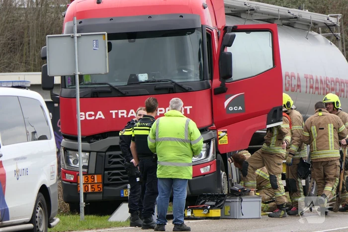 Vrachtwagen lekt brandstof in havengebied